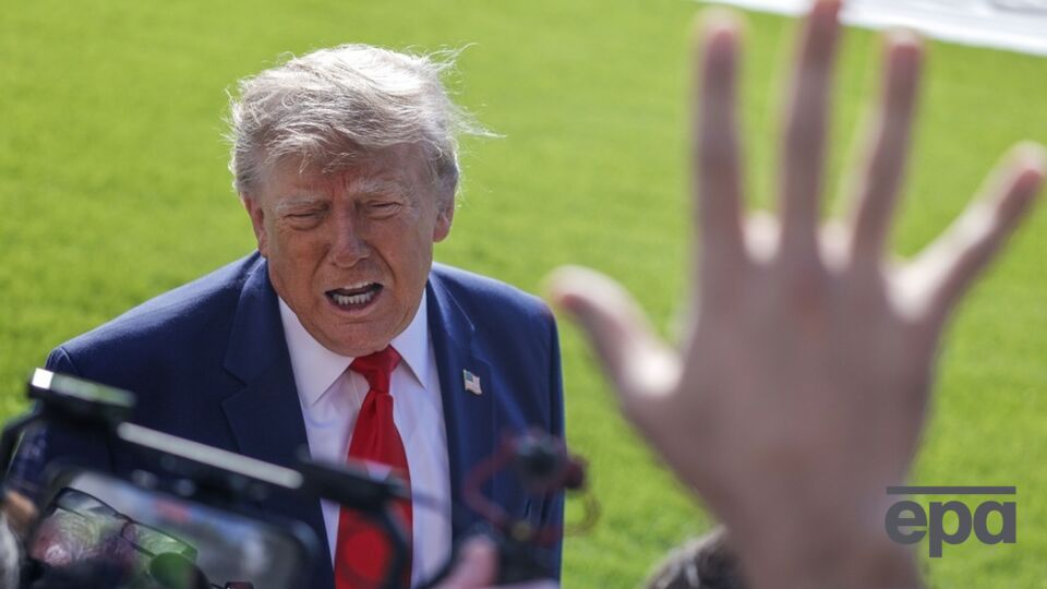 "Я був чудовий, крихітко?" Трамп на мітингу в деталях розповів про спілкування з дружиною