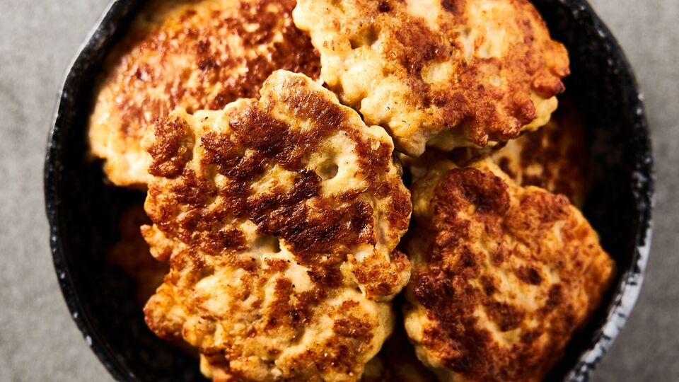 Натрите этот овощ и добавьте к курице. Рецепт невероятно нежных котлет