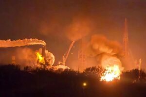 В РФ после атаки возник пожар на химзаводе, где производится сырье для взрывчатки. Фото, видео