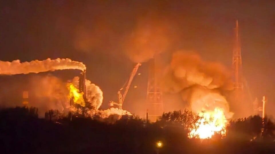 В РФ после атаки возник пожар на химзаводе, где производится сырье для взрывчатки. Фото, видео
