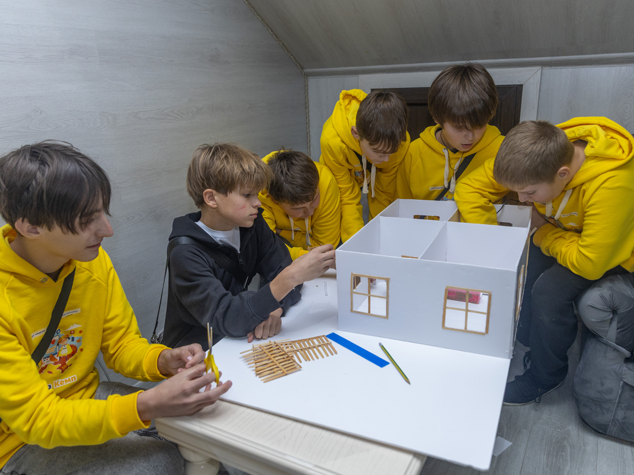 Діти, які постраждали від війни, опановують STEM-технології у "Блогер Кемпі" Фонду Ріната Ахметова