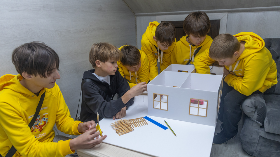 Діти, які постраждали від війни, опановують STEM-технології у "Блогер Кемпі" Фонду Ріната Ахметова