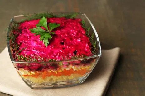 Выложите первым слоем именно этот ингредиент – и "Шуба" станет еще вкуснее