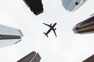 В США экстренно посадили самолет из-за сообщения о "захвате борта". Что произошло