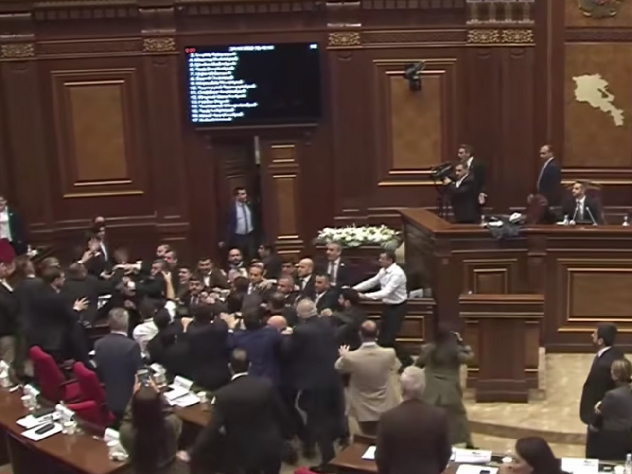 У парламенті Вірменії побилися депутати, один із них намагався пустити в хід стілець. Відео