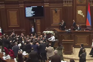 В парламенте Армении подрались депутаты, один из них пытался пустить в ход стул. Видео