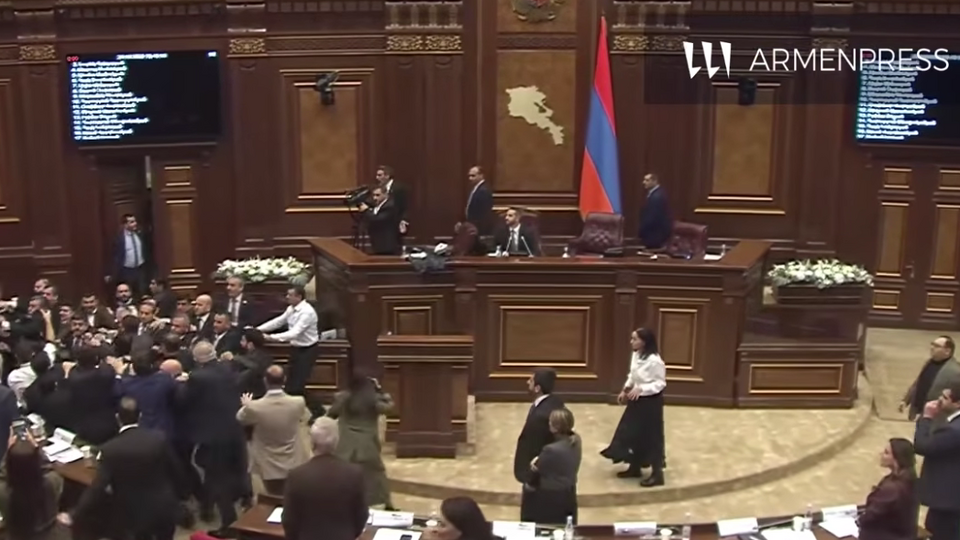 У парламенті Вірменії побилися депутати, один із них намагався пустити в хід стілець. Відео