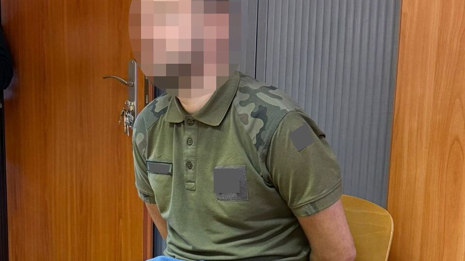 У Польщі затримали чоловіка, який з ножем напав на українців в автобусі. Фото, відео