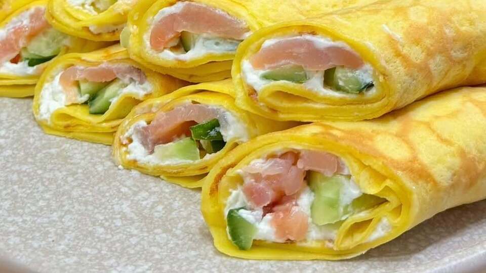 Блинчики с такой начинкой исчезают один за другим с тарелки. Вкусная идея для праздничного стола