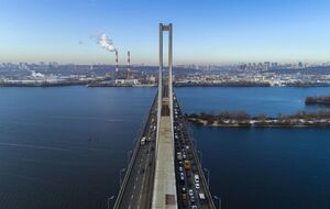 После попадания. В Киеве частично возобновили движение по Южному мосту