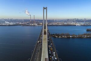 Після влучання. У Києві частково відновили рух Південним мостом
