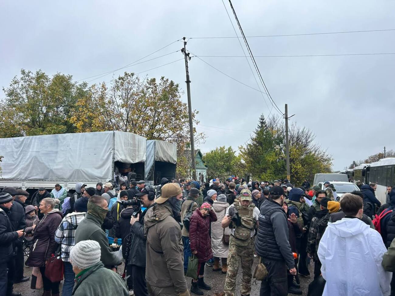"Рідні наші". Як українську делегацію зустріли в Олешках і що там відбувається зараз