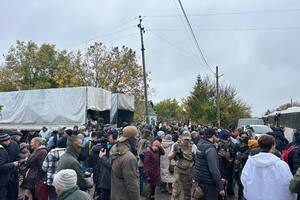 "Рідні наші". Як українську делегацію зустріли в Олешках і що там відбувається зараз