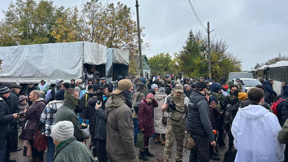 "Рідні наші". Як українську делегацію зустріли в Олешках і що там відбувається зараз