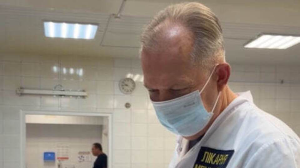 "Я взяла пакет, поклала ногу – зав'язала". Російський FPV-дрон влучив у машину волонтерки
