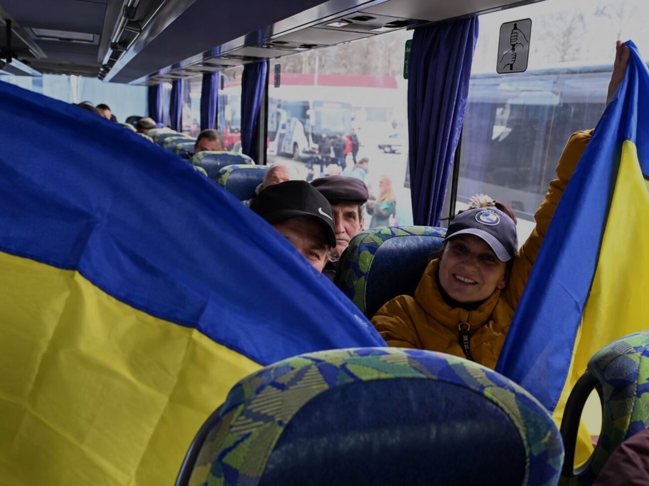 Люди різного віку, тварини і навіть папуга. Евакуйовані з Олешків уже повернулися в Україну. Відео