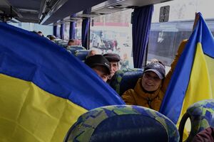 Люди різного віку, тварини і навіть папуга. Евакуйовані з Олешків уже повернулися в Україну. Відео