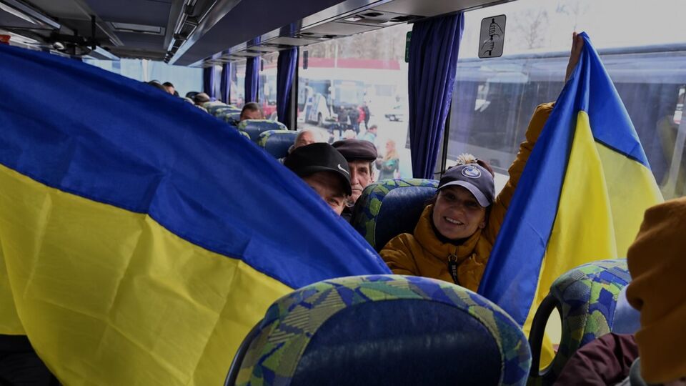 Люди різного віку, тварини і навіть папуга. Евакуйовані з Олешків уже повернулися в Україну. Відео