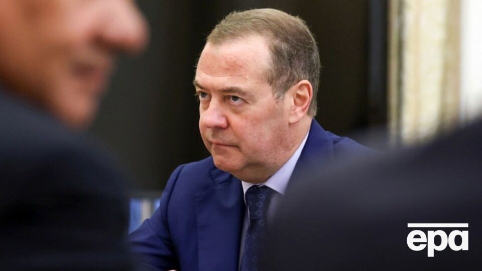 Медведев заявил, что Армения рискует превратиться в "новую Украину"