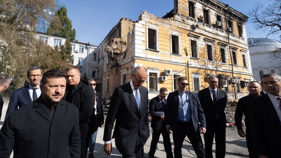 Візит під звуки повітряної тривоги. Мерц із Києва звернувся до Путіна