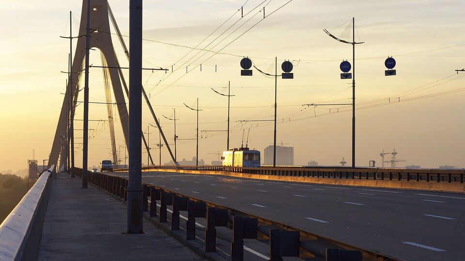 У Києві є постраждалі внаслідок атаки РФ по Північному мосту. Що відомо