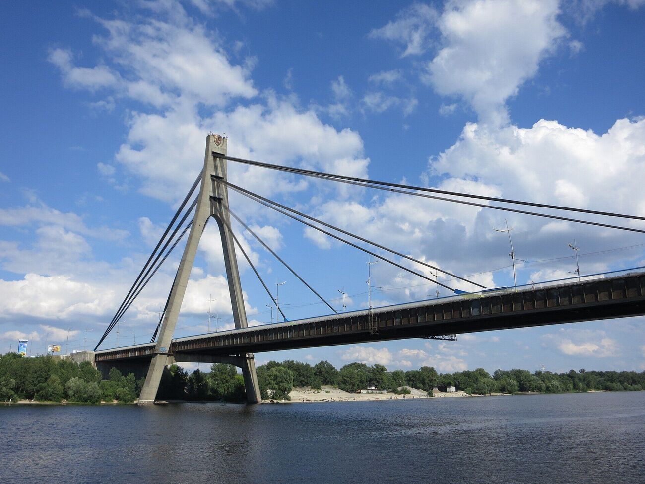 РФ атакувала Київ під час візиту Мерца. Кличко повідомив про влучання у Північний міст