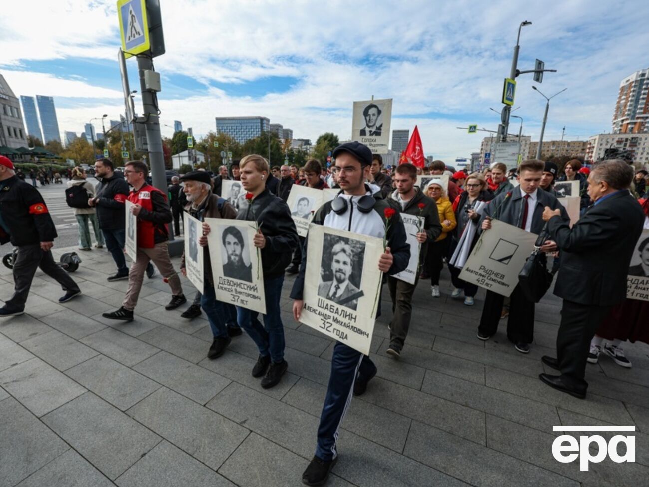 Выкрикивали "Долой царя!". В Москве на митинге задержали десятки человек. Видео
