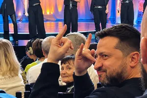 Зеленський не стримався і показав рокерську "козу" на концерті. До кого він звертався. Відео