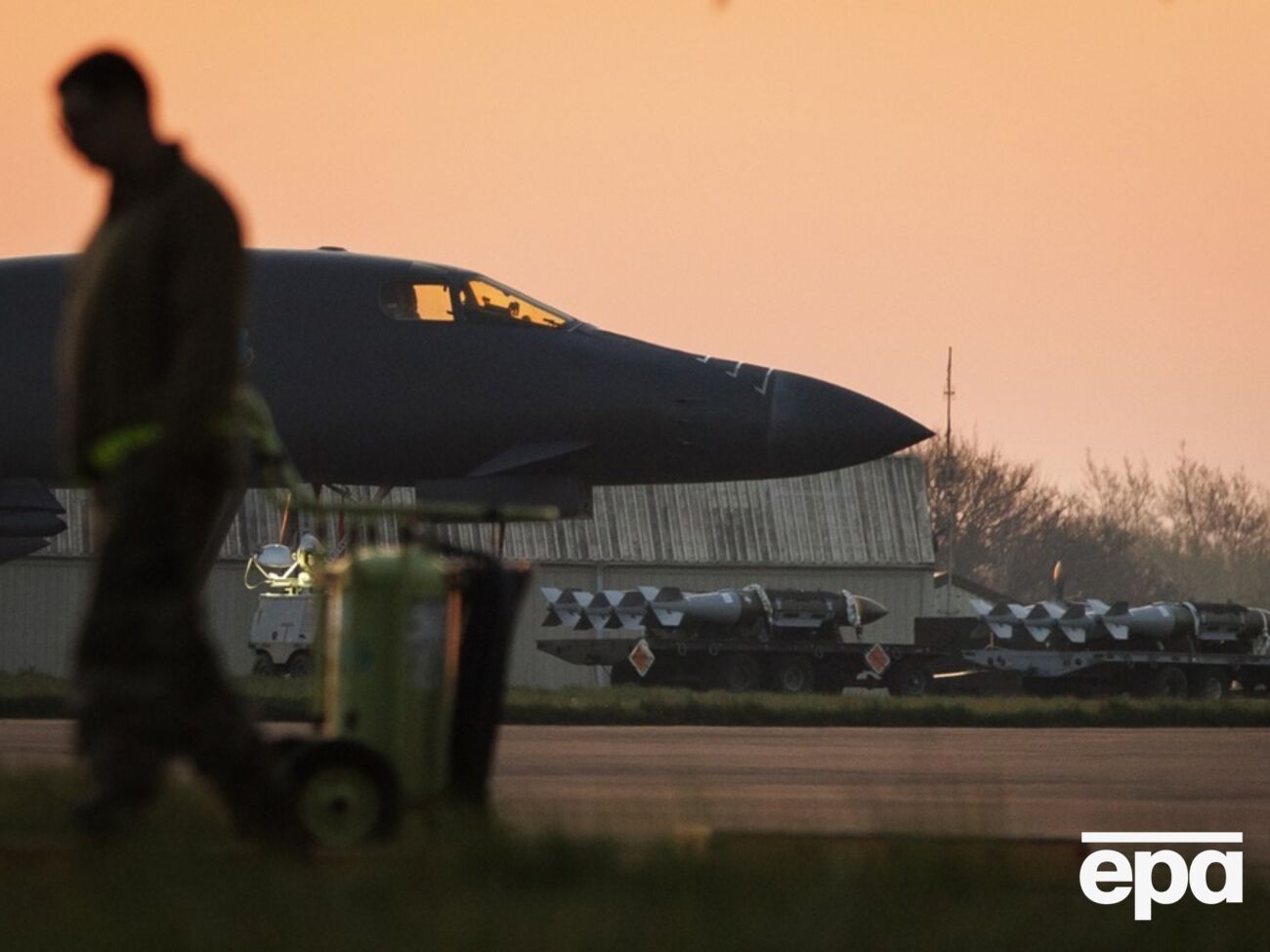 США в спешке забрали 12 бомбардировщиков из Британии. Что известно об угрозе и почему СМИ упомянули "Паутину"