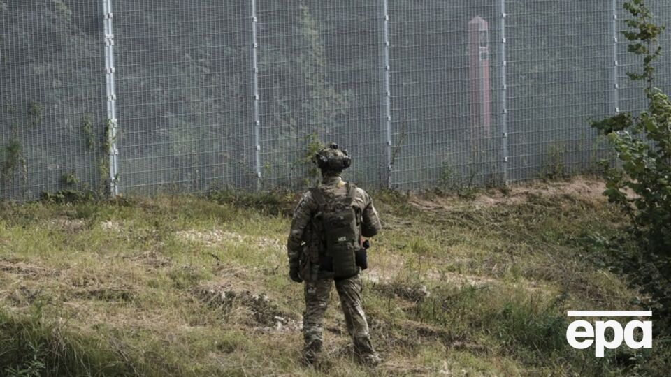 Група людей у масках прорвала кордон із Латвією. Перед цим озброєні люди погрожували військовим