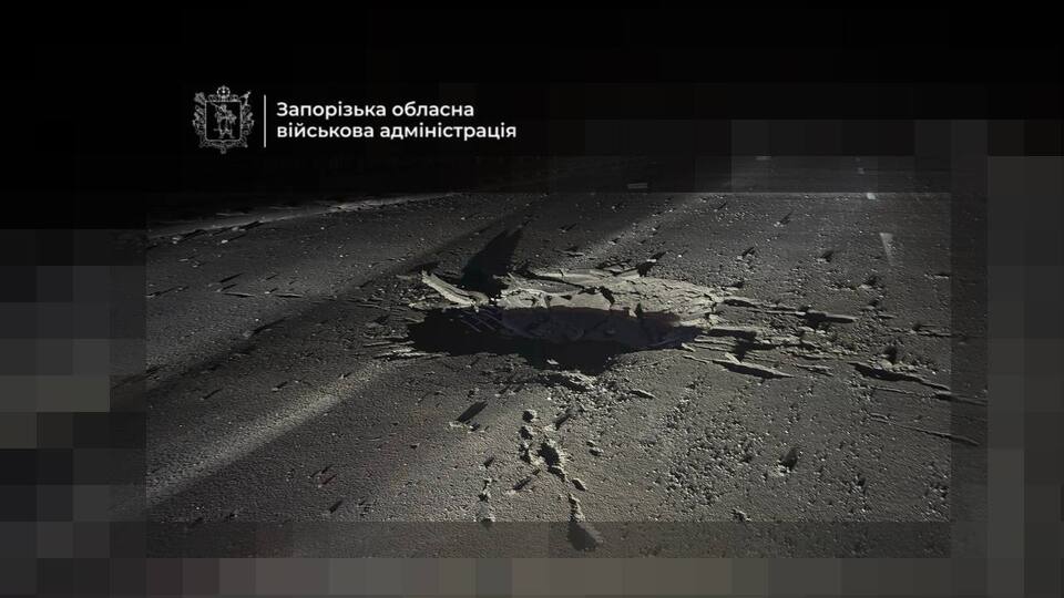 РФ атакувала міст через Дніпро у Запоріжжі. Серед постраждалих – працівники гуманітарної організації