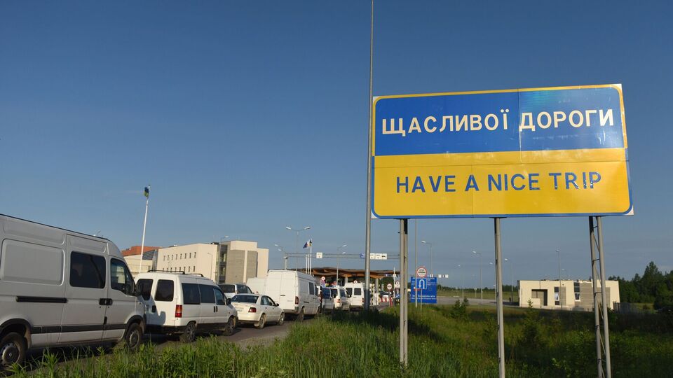 Полегшити перетин кордону. Україна обговорює із сусідами зміни в роботі пунктів пропуску на тлі ударів РФ