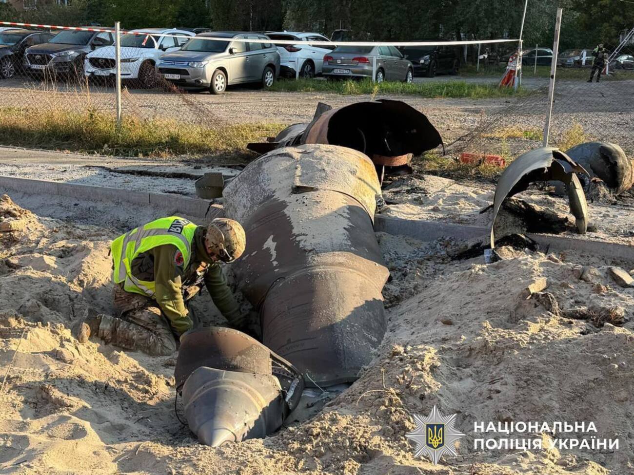 У Києві у дворах виявили балістичну ракету, яка не здетонувала. Проводять складне розмінування