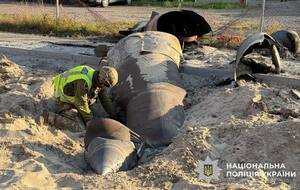 У Києві у дворах виявили балістичну ракету, яка не здетонувала. Проводять складне розмінування
