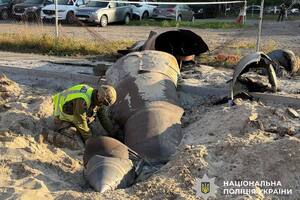 У Києві у дворах виявили балістичну ракету, яка не здетонувала. Проводять складне розмінування