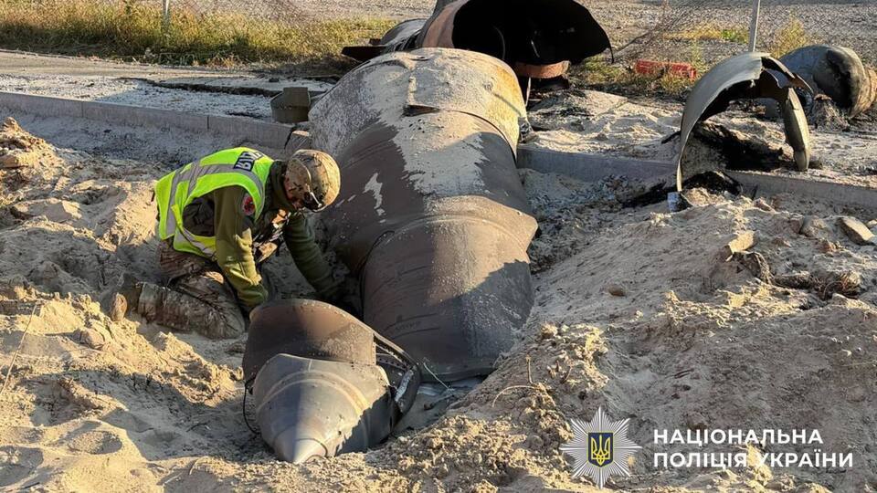 У Києві у дворах виявили балістичну ракету, яка не здетонувала. Проводять складне розмінування