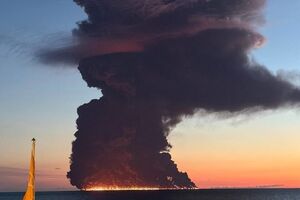 "Вулкан біля Сочі прокинувся". В Чорному морі – масштабна пожежа, кадри "чумового апокаліпсеця" захоплюють інтернет. Що відомо