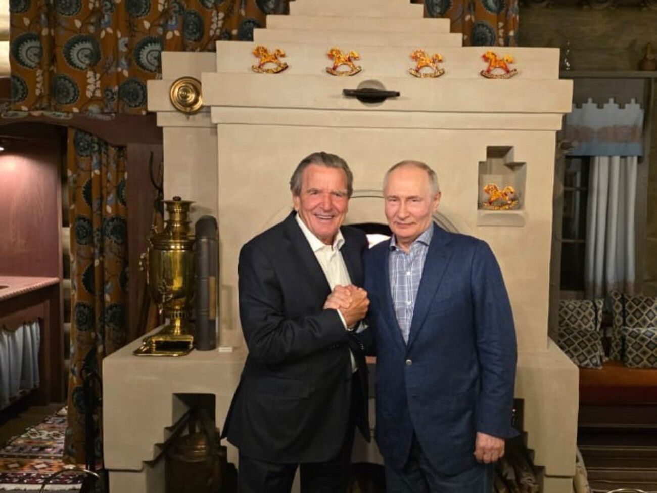 Путин отметил день рождения в компании Шредера "у себя дома" и сфотографировался с ним на фоне печи и самовара