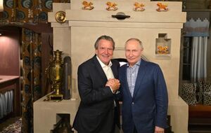 Путін відсвяткував день народження в компанії Шредера "у себе вдома" і сфотографувався з ним на тлі печі й самовару