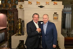 Путін відсвяткував день народження в компанії Шредера "у себе вдома" і сфотографувався з ним на тлі печі й самовару