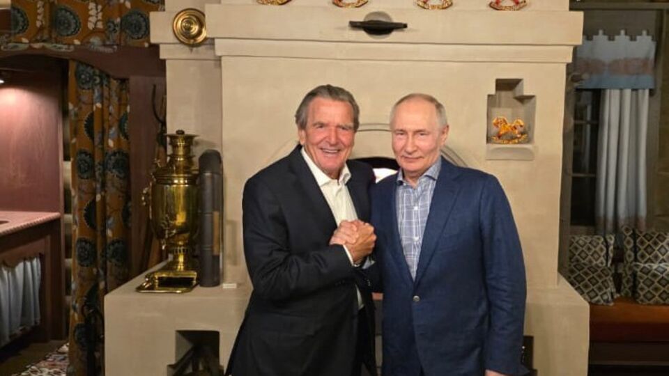 Путин отметил день рождения в компании Шредера "у себя дома" и сфотографировался с ним на фоне печи и самовара