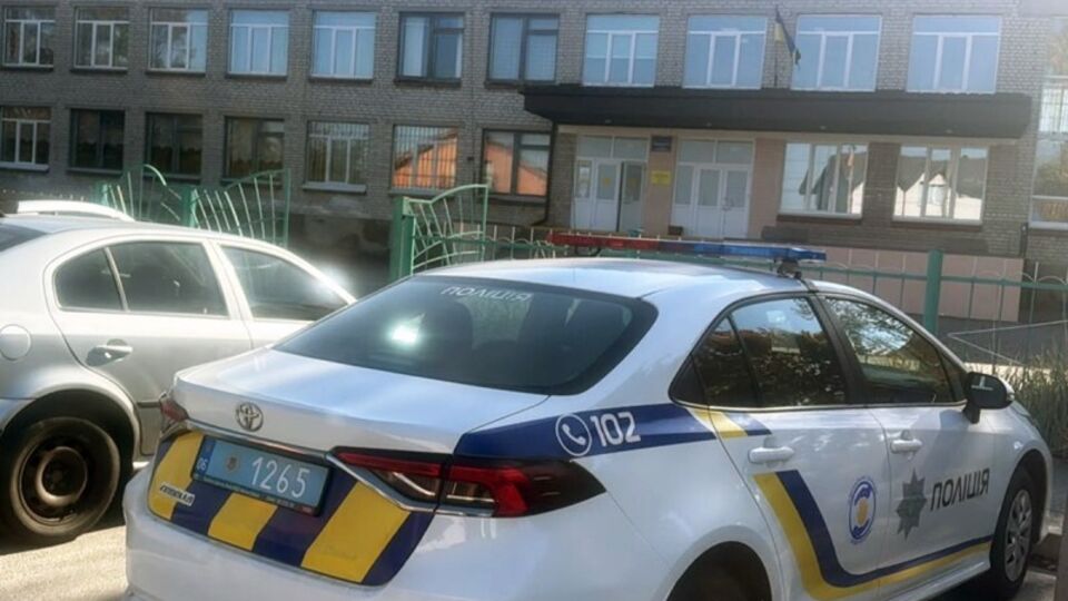У Бердичеві учениця, ймовірно, принесла до школи дві навчальні гранати. Одна вибухнула – поліція