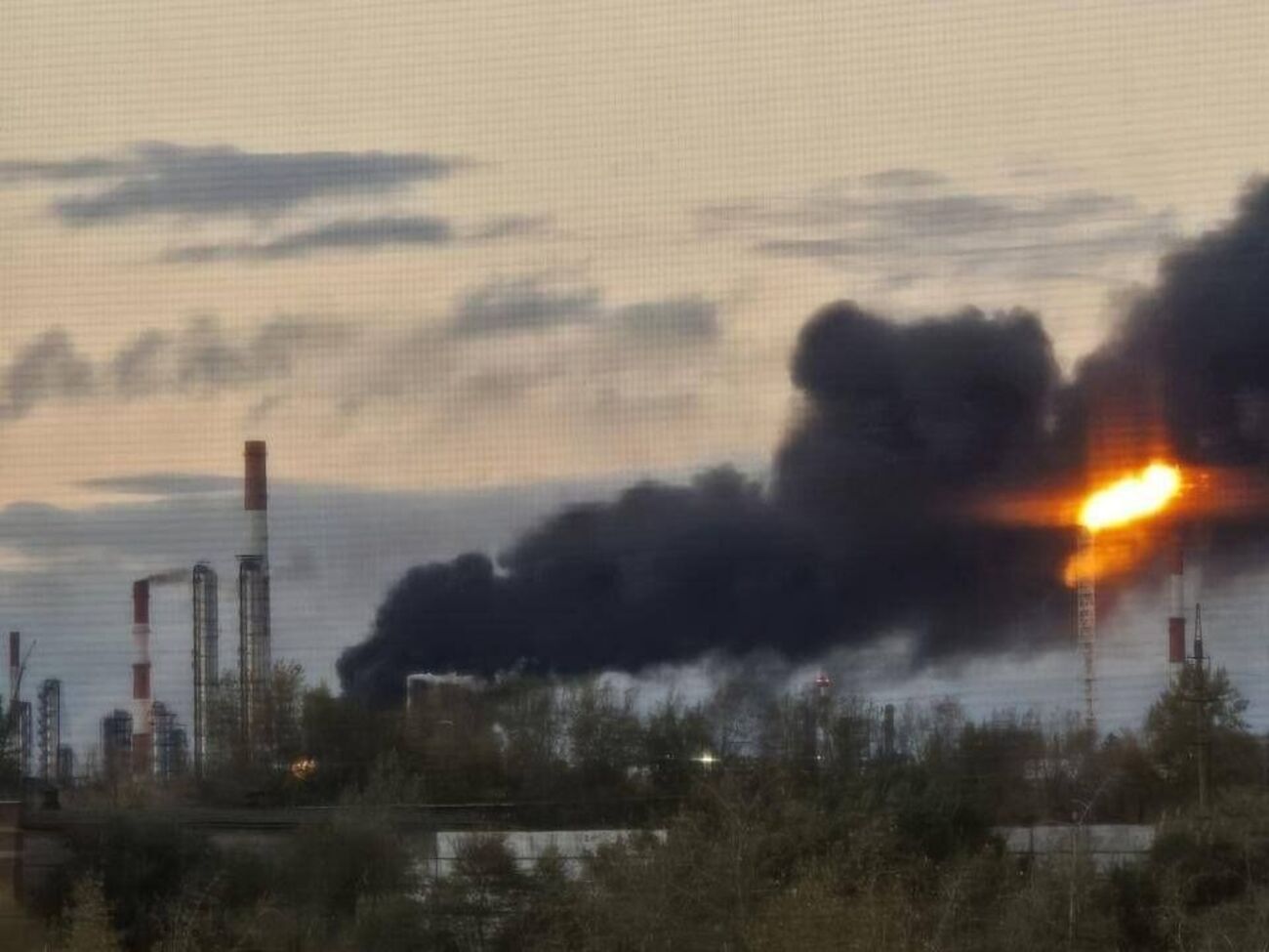 FP-1 вдарили по найбільшому НПЗ Росії. В Омську після атаки утворилися черги на АЗС
