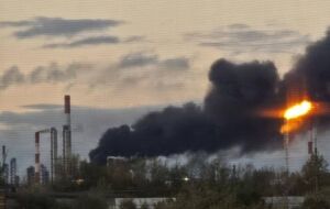 FP-1 ударили по самому большому НПЗ России. В Омске после атаки образовались очереди на АЗС