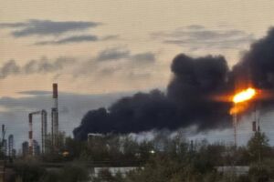 FP-1 ударили по самому большому НПЗ России. В Омске после атаки образовались очереди на АЗС