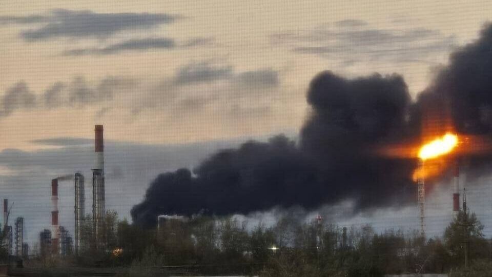 FP-1 ударили по найбільшому НПЗ Росії. В Омську після атаки утворилися черги на АЗС