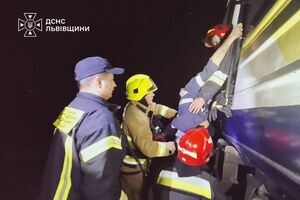 "Выключился свет, крики, паника". Два поезда столкнулись во Львове, есть пострадавшие. Фото