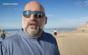 "Это фейк, друзья". В сети распространяют фото Миндича, якобы покупающего яхту. Блогер объяснила, что не так со снимком