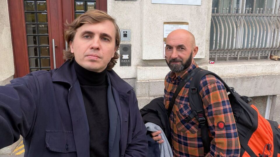 "Нас затримували як терористів". Ткач розповів, як у Відні силовики розбили вікна автомобіля й кинули журналістів на дорогу