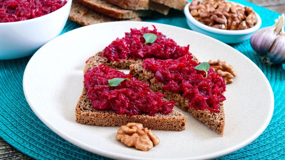 Натрите отварную свеклу и добавьте это – получится вкусная овощная икра